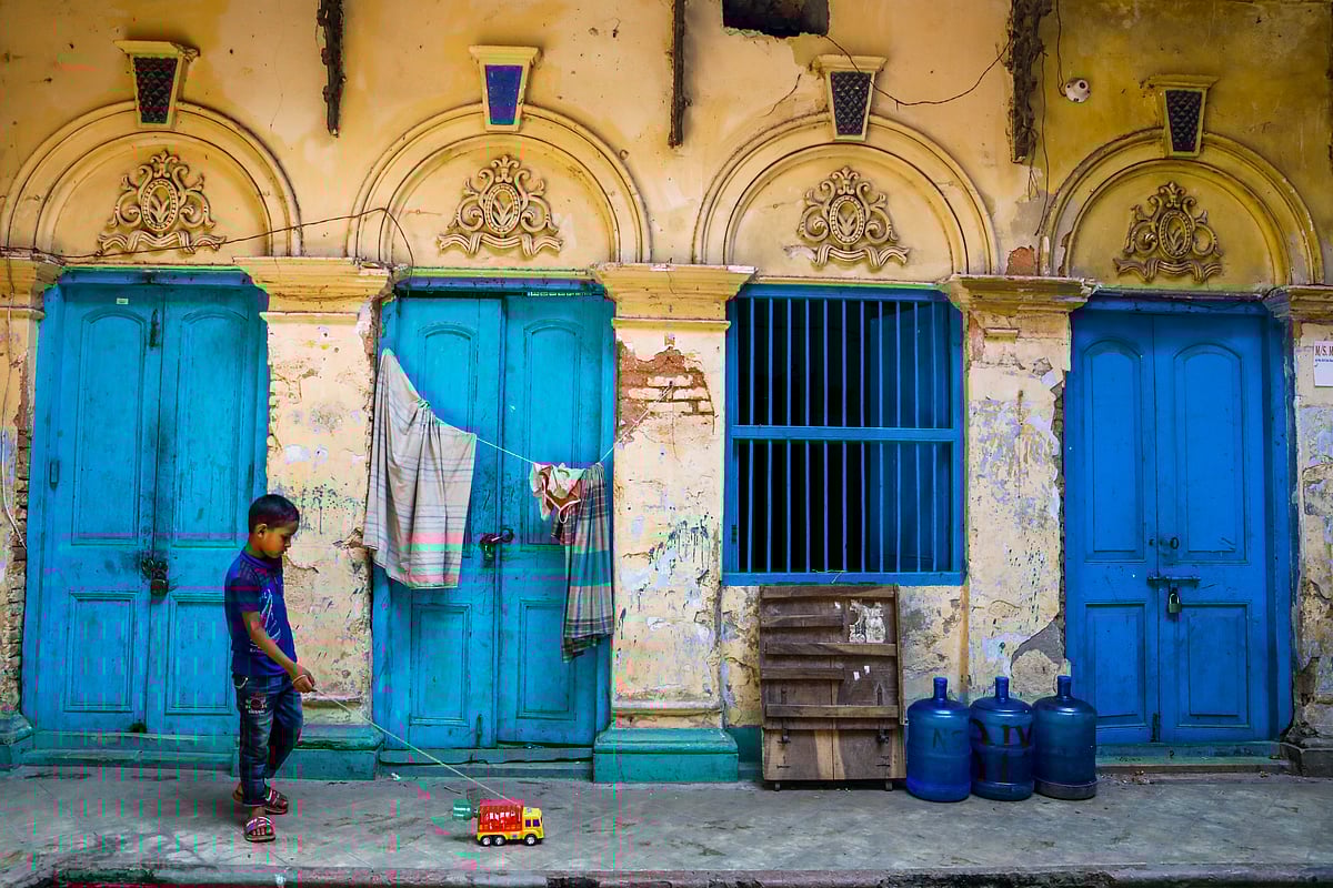 বাড়তি আয়ের জন্য পুরান ঢাকায় সাজানো-গোছানো বাড়িকে শুটিংয়ের জন্য নিয়মিত ভাড়া দেওয়া হয়