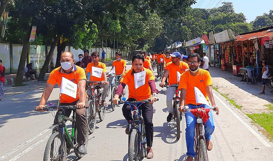 নীলফামারীর সৈয়দপুরে মাদক বিক্রেতাদের বাড়িকে গণশৌচাগার করার দাবিতে বাইসাইকেল শোভাযাত্রা বের করা হয়। শনিবার তোলা ছবি।