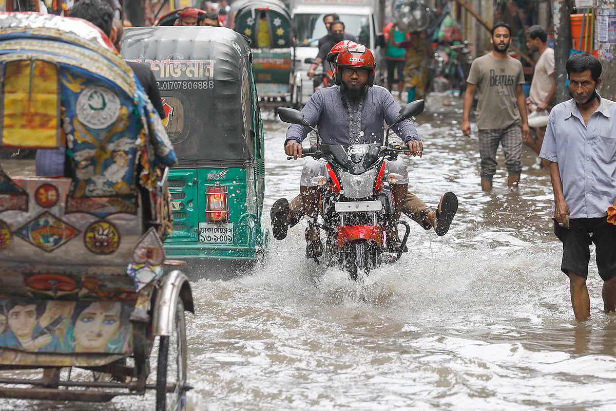 পর্যাপ্ত পানিনিষ্কাশনের ব্যবস্থা না থাকায় অল্প বৃষ্টিতেই পানি জমে যায় পুরান ঢাকার বিভিন্ন সড়কে। ভোগান্তিতে বাসিন্দারা ও চলাচলকারীরা।