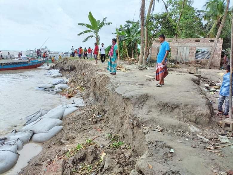 গত শুক্রবার নড়িয়ায় চণ্ডীপুর এলাকায় নির্মাণাধীন পদ্মা নদীর ডান তীর রক্ষা বাঁধের ৪৭ মিটার অংশ ধসে পড়ে। ছবিটি ২১ সেপ্টেম্বর তোলা