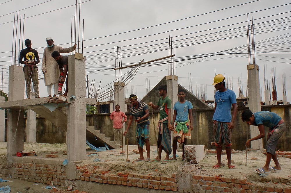 সুগন্ধা পৌর আদর্শ মাধ্যমিক বালিকা বিদ্যালয়ের খেলার মাঠের দোকানঘর বৃহস্পতিবার ভেঙে দিয়েছে পৌর কর্তৃপক্ষ