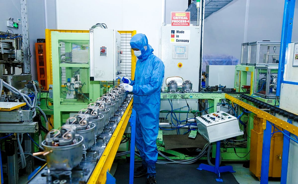 গাজীপুরের চন্দ্রায় ওয়ালটন হাইটেক ইন্ডাস্ট্রিজ লিমিটেড কম্প্রেসর কারখানা চালু হয় ২০১৭ সালে