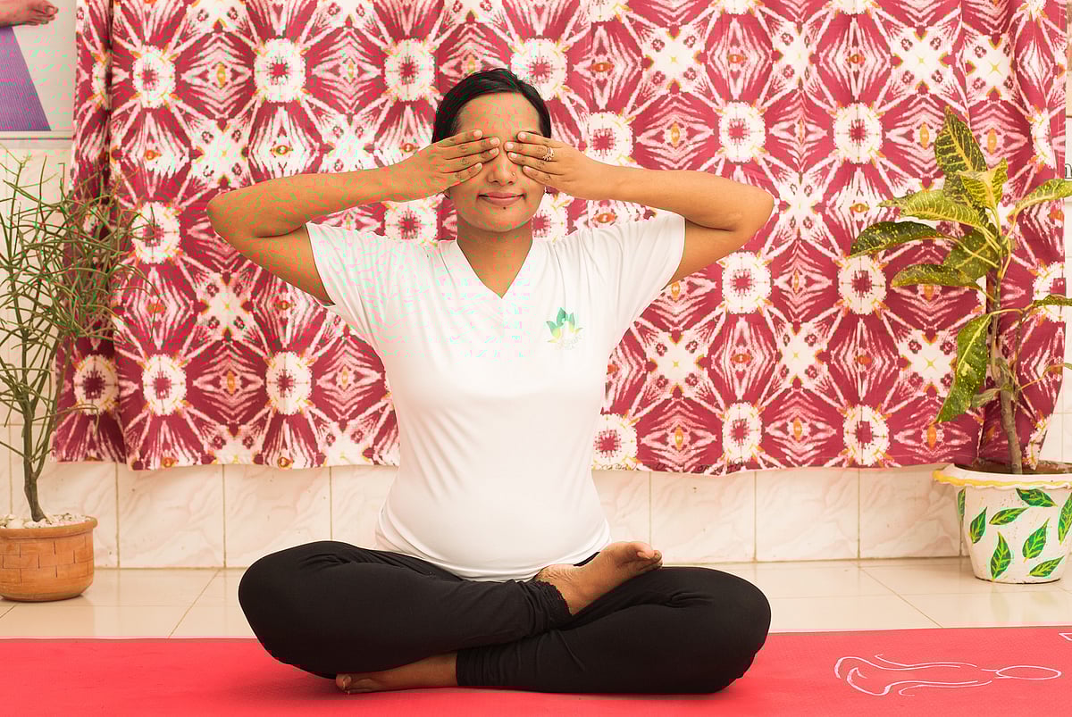 হবু মায়ের জন্য নির্দিষ্ট কিছু যোগব্যায়াম উপকারী। সন্তান সম্ভাবা মোর্শেদা মৌরী এই ছবিটি ভ্রমরী প্রাণায়াম আসনে তোলা।