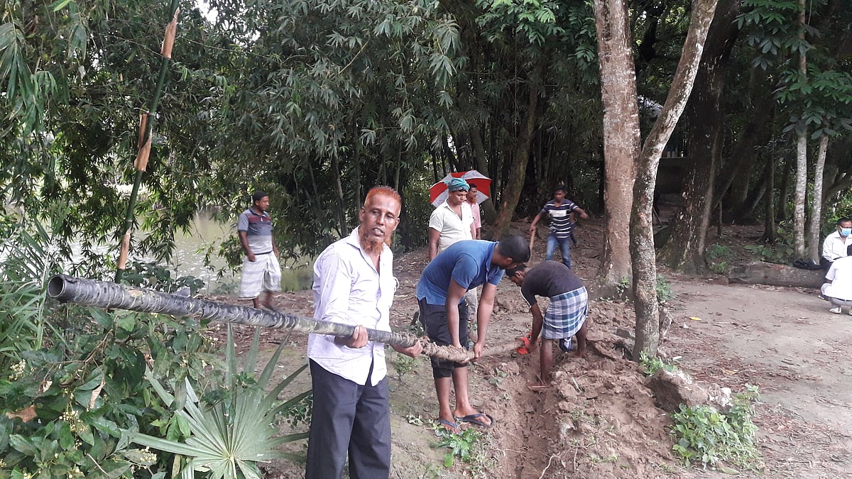সুন্দলপুর গ্রামের মুন্সি বাড়ি এলাকায় অবৈধ গ্যাস লাইন উচ্ছেদ করে বাখরাবাদ গ্যাস ডিস্ট্রিবিউশন কোম্পানির লোকজন।