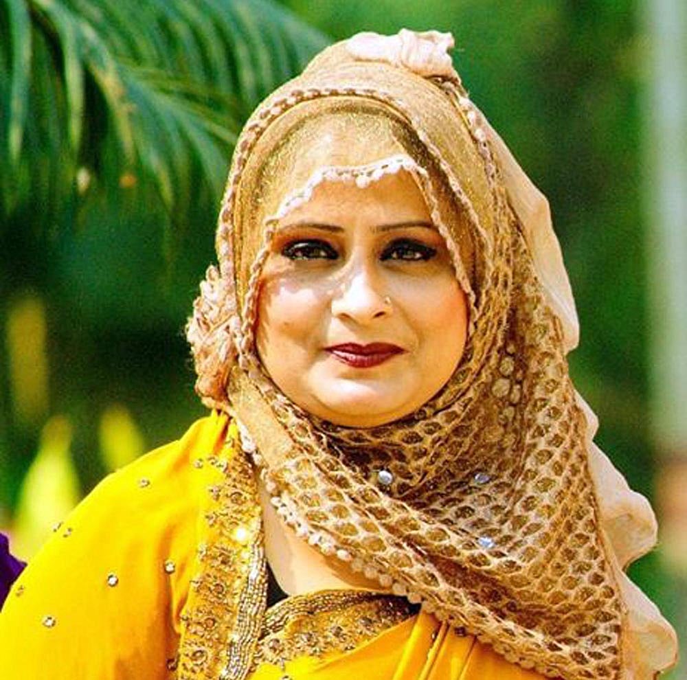 Juliette Frettning yalangoch kokraklari