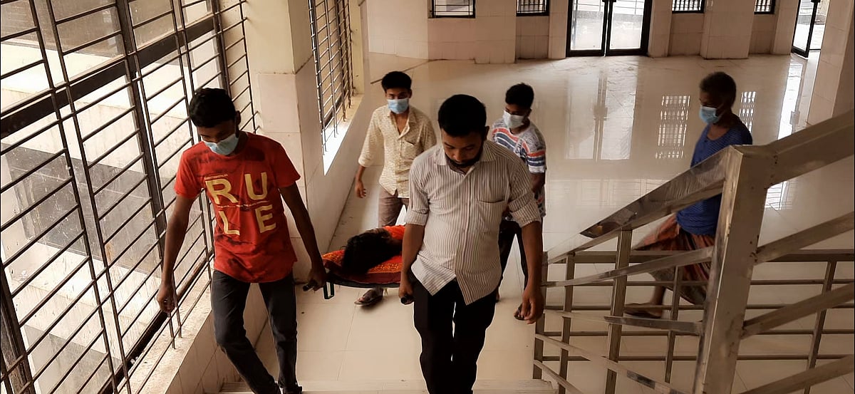 লিফট বিকল। স্ট্রেচারে করে রোগীদের ওয়ার্ডে নেওয়া হচ্ছে। রোববার ঠাকুরগাঁও আধুনিক সদর হাসপাতালের নতুন ভবনে