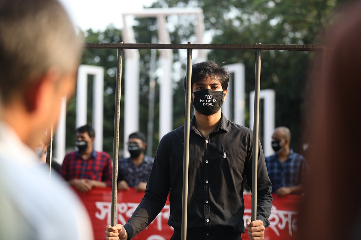 কারাবন্দী বাবা শফিকুল ইসলাম কাজলের মুক্তির দাবিতে আয়োজিত মানববন্ধন ও প্রতিবাদী সাংস্কৃতিক অনুষ্ঠানে ছেলে মনোরম পলক। গত ২৩ আগস্ট কেন্দ্রীয় শহীদ মিনারে