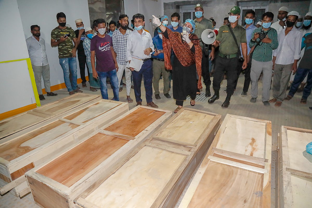 শেখ হাসিনা জাতীয় বার্ন ও প্লাস্টিক সার্জারি ইনস্টিটিউটের মর্গের সামনে কফিনের সারি। গতকাল বিকেলে নারায়ণগঞ্জ জেলা ও পুলিশ প্রশাসনের পক্ষ থেকে পশ্চিম তল্লা মসজিদে বিস্ফোরণে নিহতদের লাশ এসব কফিনে করে স্বজনদের কাছে হস্তান্তর করা হয়