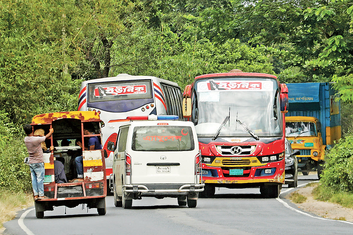 যানবাহনের পাল্লা দিয়ে চলাচল, মহাসড়কে তিন চাকার যান চলাচলসহ বিভিন্ন অনিয়মের কারণে দুর্ঘটনায় প্রতিনিয়ত প্রাণহানি ঘটছে। বাঁক নেওয়া পথে ঝুঁকি নিয়ে চলছে যানবাহন। গতকাল বেলা একটায় চট্টগ্রাম-কক্সবাজার মহাসড়কের শান্তির হাট এলাকায়