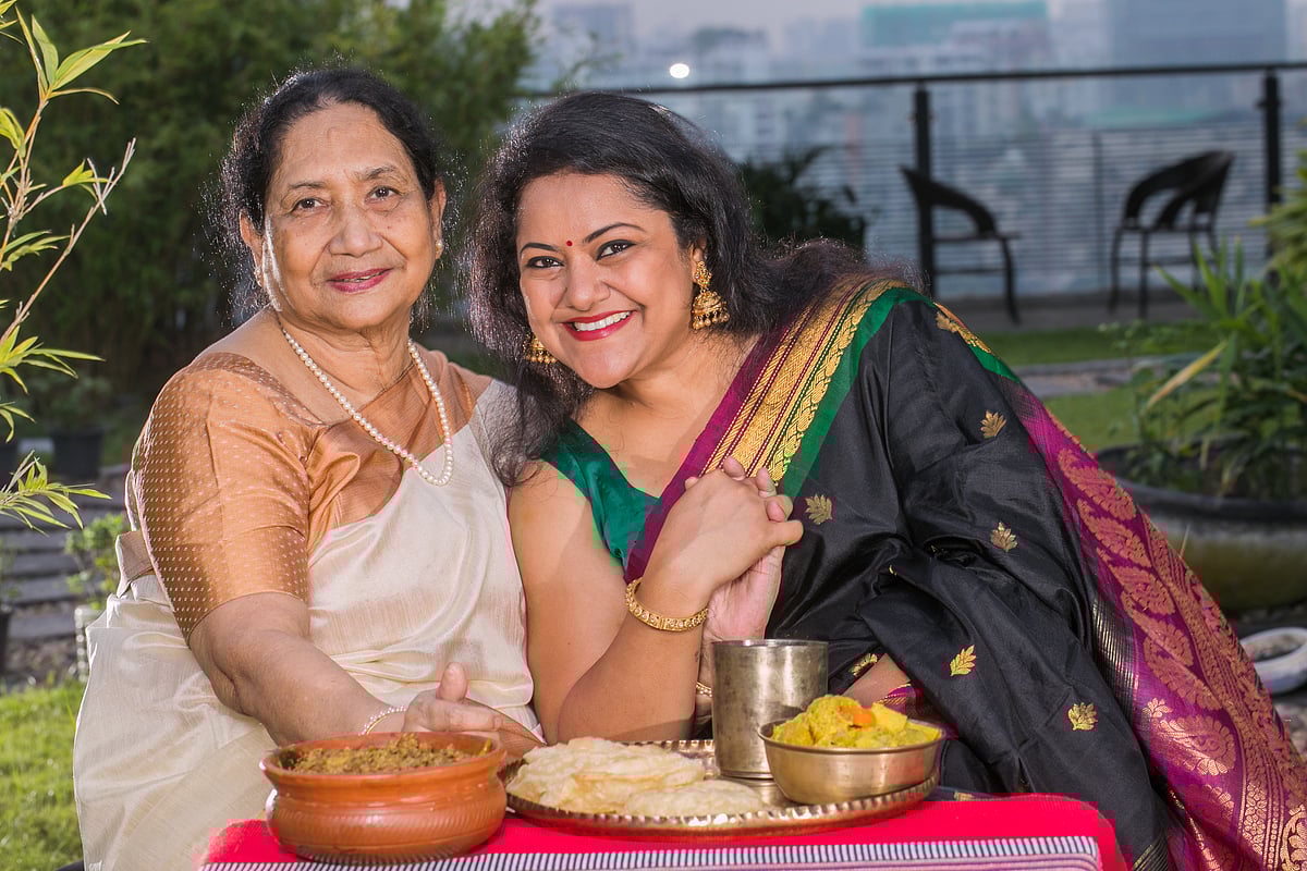 শাশুড়ি সুজলা চৌধুরীকে নিয়ে স্বপ্না ভৌমিক রাঁধলেন পূজার রান্না