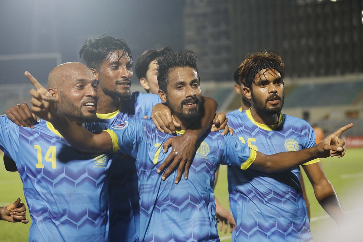 সোহেল রানাকে ঘিরে আবাহনী–সতীর্থদের উদ্‌যাপন। গত বছর ঢাকায় এএফসি কাপে উত্তর কোরিয়ার এপ্রিয় টোয়েন্টি ফাইভের বিপক্ষে সোহেল রানার সেই দুর্দান্ত গোলের পর।