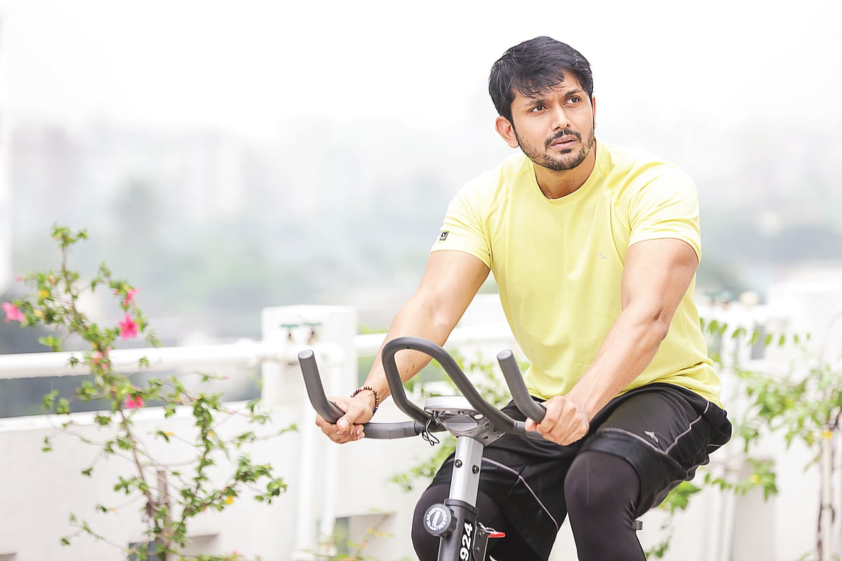 নিয়মিত ব্যায়াম সুস্থ রাখে মন ও শরীর। নকশার এই আয়োজনে মডেল হয়েছেন অভিনেতা আরিফিন শুভ।