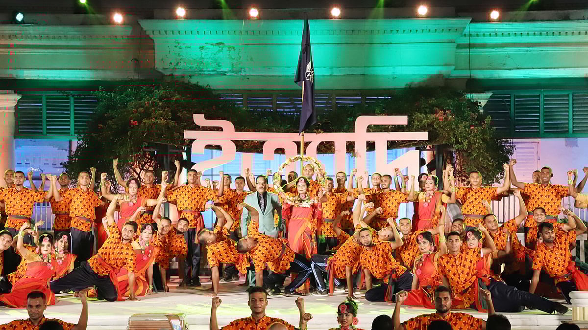 এবার রাজশাহীর সারদায় বাংলাদেশ পুলিশ একাডেমিতে ‘ইত্যাদি’ অনুষ্ঠানের নতুন পর্বের দৃশ্যধারণের কাজ সম্পন্ন করেছেন হানিফ সংকেত।