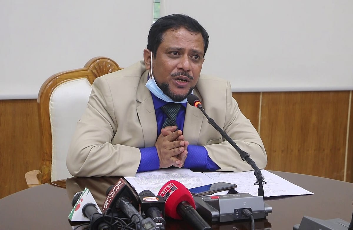 নোয়াখালীতে সাংবাদিকদের ব্রিফ করছেন জাতীয় মানবাধিকার কমিশনের সদস্য আল-মাহমুদ ফায়জুল কবীর। মঙ্গলবার দুপুরে নোয়াখালীর চীফ জুডিশিয়াল ম্যাজিষ্ট্রেট আদালত ভবনের মিলনায়তনে