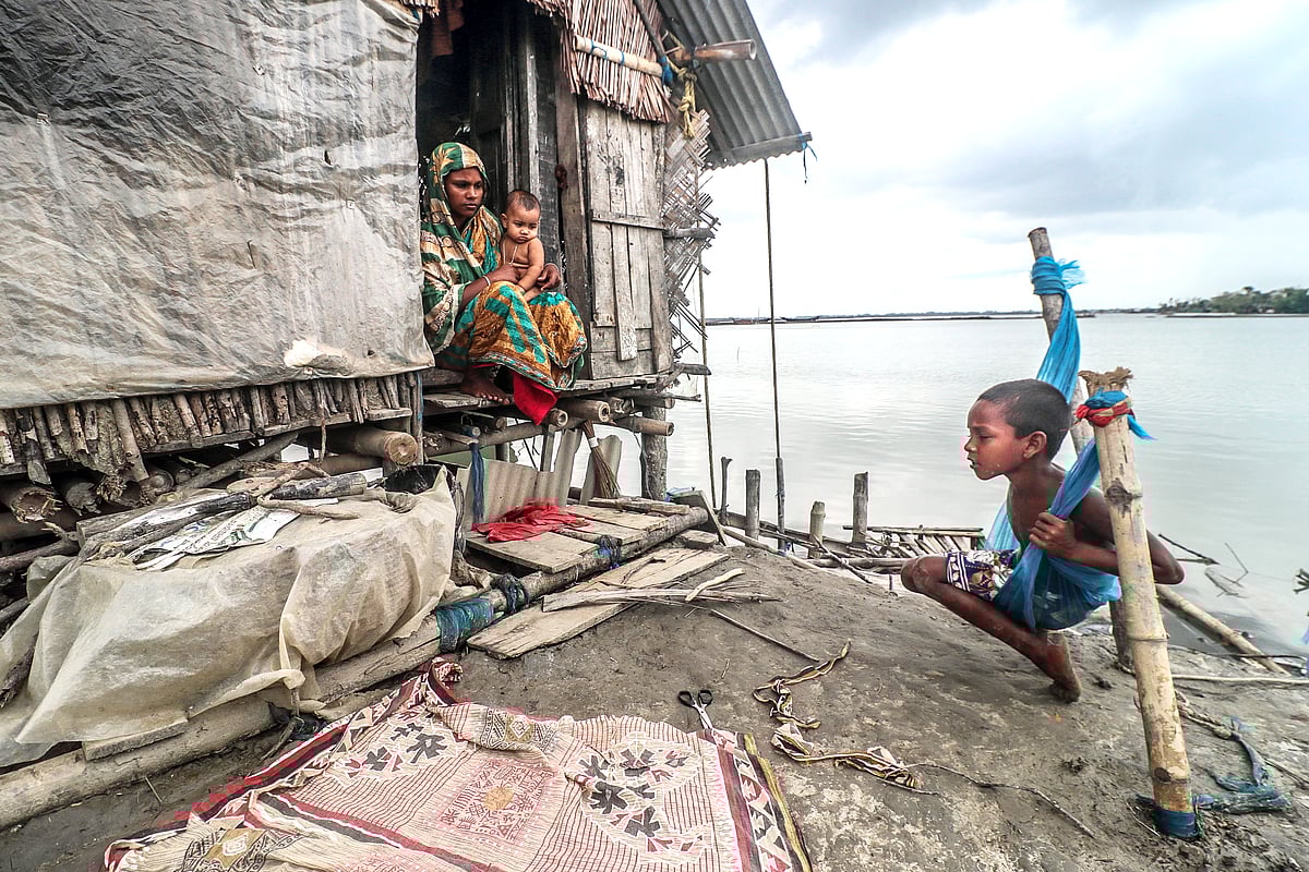 ঘূর্ণিঝড় আম্পানের আঘাতে ভেঙে যায় সাতক্ষীরা উপকূলের বেশ কিছু বাঁধ। নদীগর্ভে চলে যায় মানুষের ঘরবাড়ি। বাঁধের ওপর বসবাস করা একটি পরিবার। গত ২৮ সেপ্টেম্বর সাতক্ষীরার আশাশুনি উপজেলার কুড়িকাহনিয়ায়