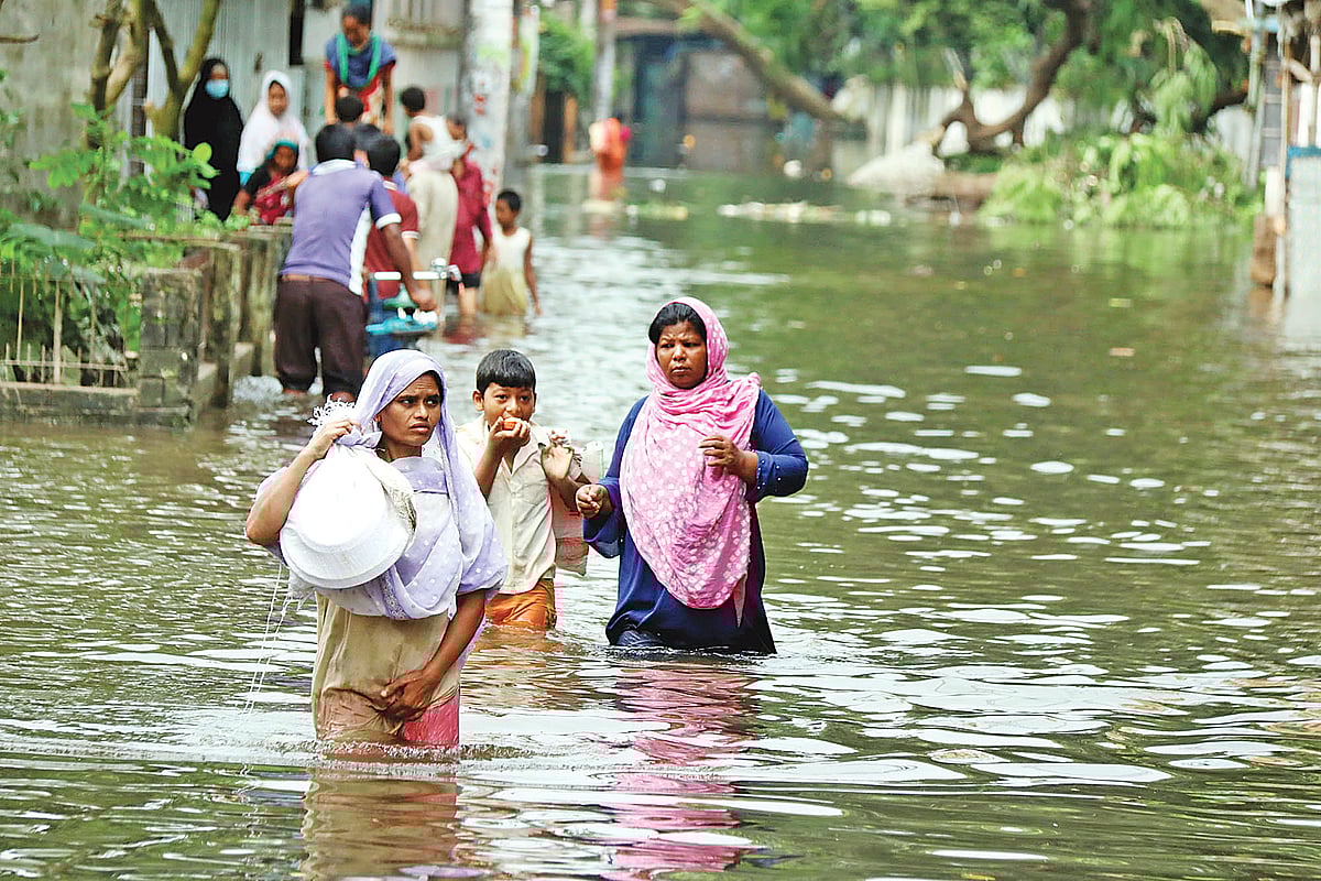 টানা বৃষ্টিতে রংপুর নগরের কোথাও এখনো হাঁটু বা কোমরপানি জমে আছে। গত ২৮ সেপ্টেম্বর নগরের কোতোয়ালি থানা সড়কে