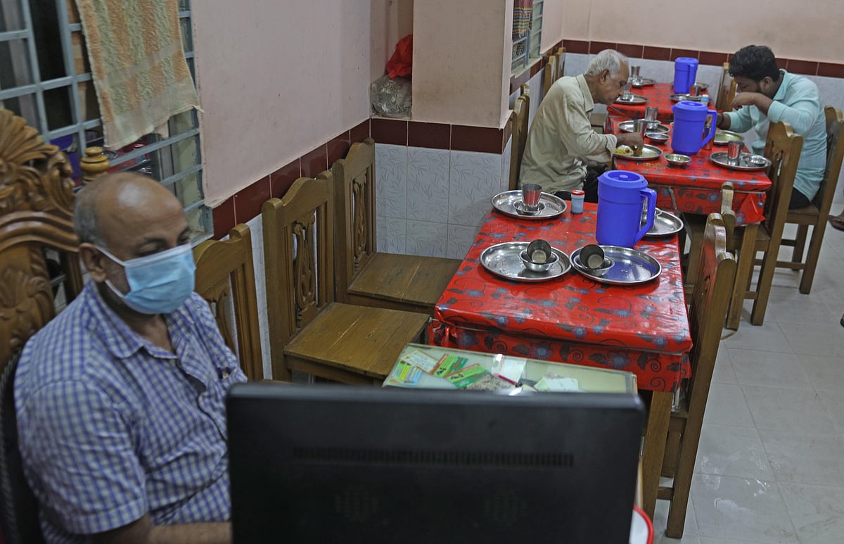 চট্টগ্রামের শ্রী নারায়ণ পাইস হোটেল