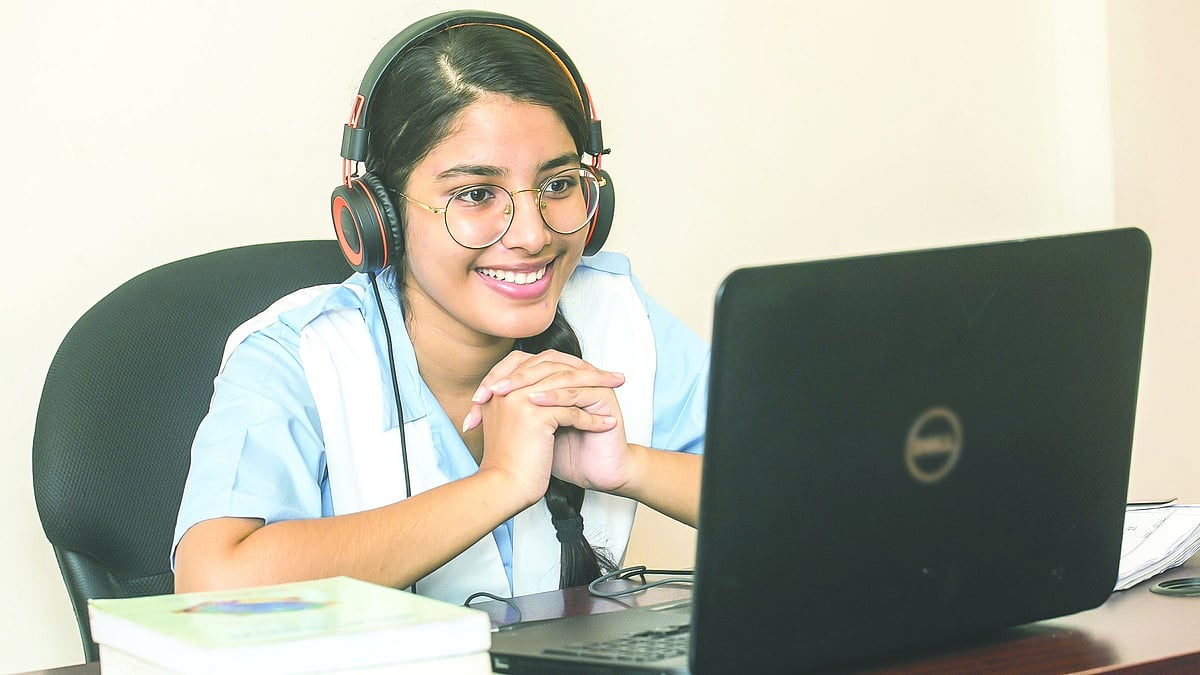 ভিকারুননিসা নূন স্কুল অ্যান্ড কলেজের শিক্ষার্থী নেহা। এ বছর অন্য শিক্ষার্থীদের মতো সে–ও ঘরে বসেই প্রথম দিনের ক্লাসে অংশ নিয়েছে