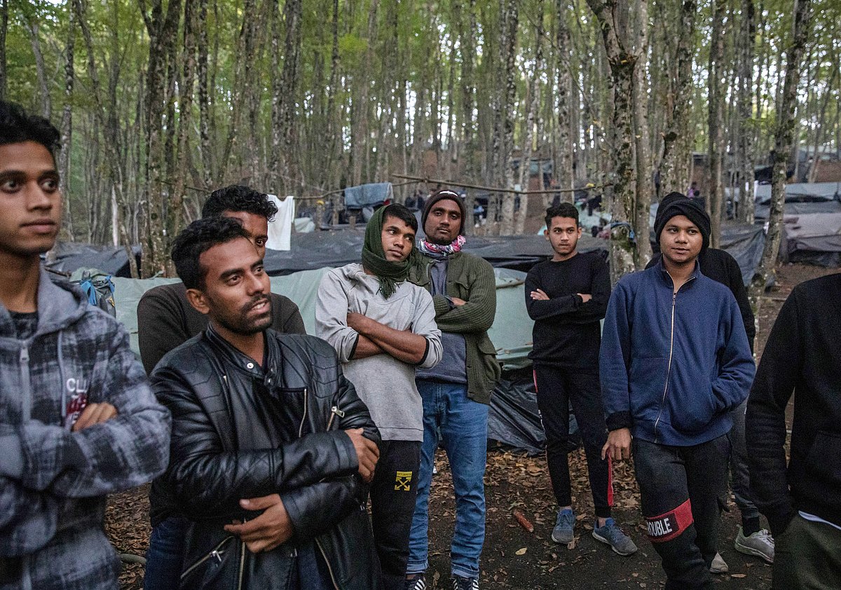 বসনিয়া হার্জেগোভিনার ভেলিকা ক্লাদুসার বনে আশ্রয় নিয়েছেন অভিবাসনপ্রত্যাশী কয়েকজন বাংলাদেশি। এ দৃশ্য গত বুধবারের