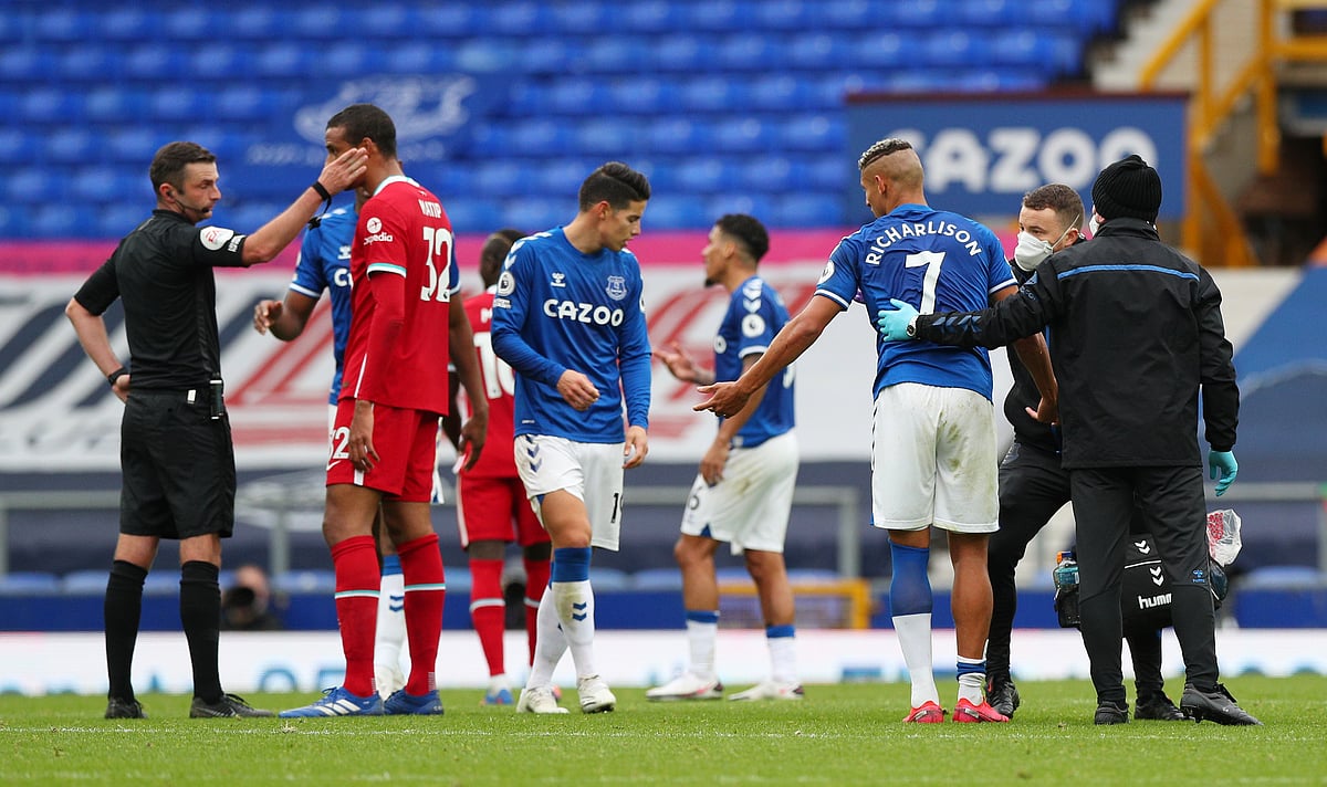 থিয়াগো আলকানতারাকে ভয়ংকর ট্যাকল করে সরাসরি লাল কার্ড দেখেছেন এভারটনের ব্রাজিলিয়ান তারকা রিচার্লিসন (সাত নম্বর জার্সি)।