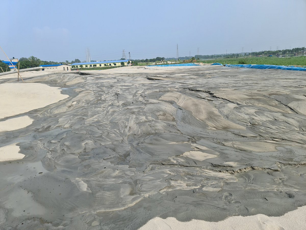 দখলে নেওয়ার জন্য নারায়ণগঞ্জের  সোনারগাঁয়ের বিন্নিপাড়ায় খাসজমি, খাল ও ব্যক্তিমালিকানাধীন জমি বালু ফেলে ভরাট করা হয়েছে।