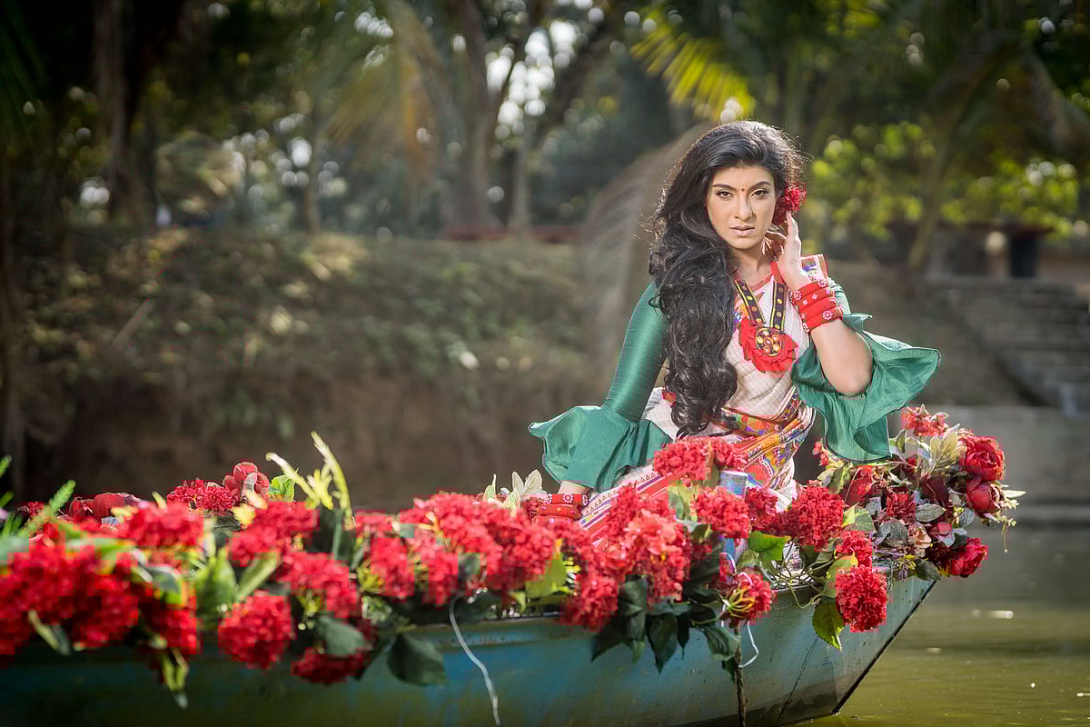 বিশ্বরঙের পূজার পোশাকে মৌ