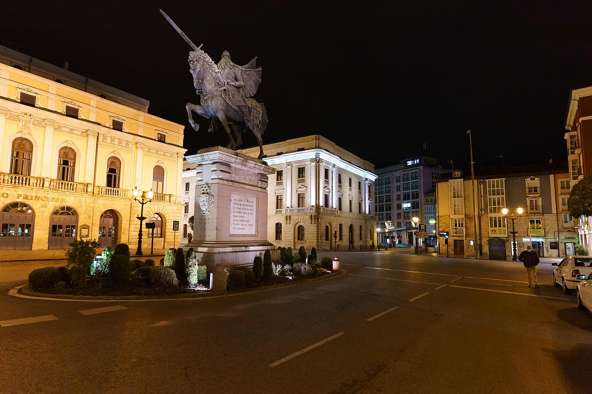 করোনার সংক্রমণ ঠেকাতে স্পেনে জরুরি অবস্থার পাশাপাশি রাতে কারফিউ জারি করা হয়েছে। স্পেন, ২৪ অক্টোবর