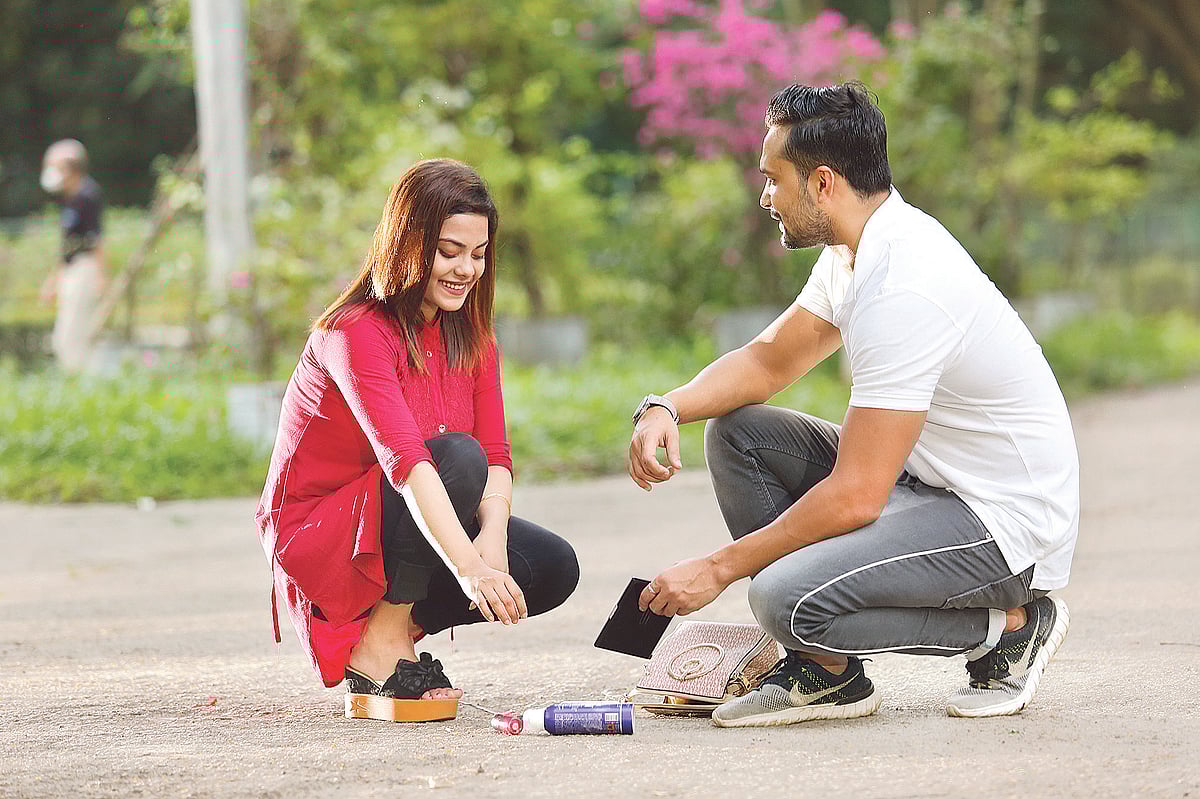 প্রথম দেখায় প্রেম শুধু গল্প বা সিনেমাতে নয়, বাস্তবেও ঘটতে পারে। মডেল: মুসকান ও আজাদ