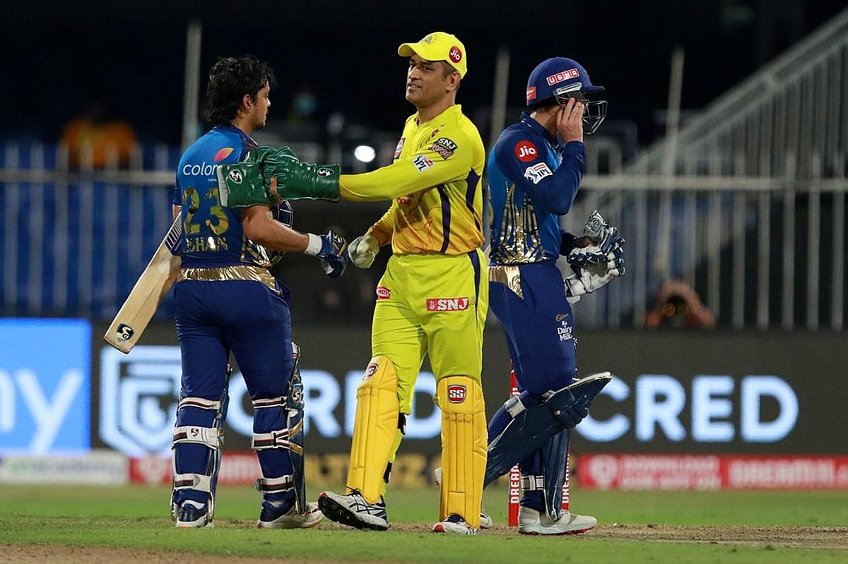 হারের পর হতাশ বদনে মুম্বাইয়ের ব্যাটসম্যানদের অভিবাদন জানাচ্ছেন ধোনি।