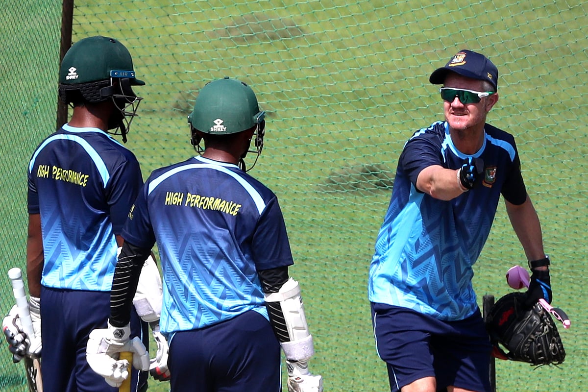 বিসিবির হাই পারফরম্যান্স দলের অনুশীলনে ক্রিকেটারদের কিছু একটা বুঝিয়ে দিচ্ছেন এইচপির প্রধান কোচ টবি রেডফোর্ড। কাল মিরপুরের একাডেমি মাঠে।