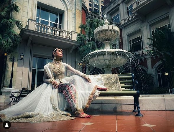 মনীশ মালহোত্রার রুহানিয়াত কালেকশনে মডেল। এই সংগ্রহ দিয়ে শুভ সুচনা হয়েছে ল্যাকমে ফ্যাশন উইকের ডিজিটাল আসরের