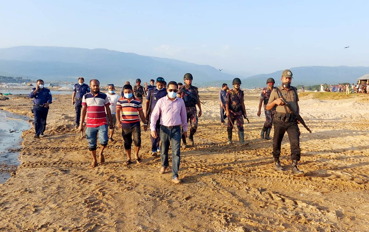 ধলাইতীরে অবৈধভাবে চিপ পাথর তোলার হিড়িক বন্ধে টাস্কফোর্সের অভিযান। আজ বুধবার বার বিকেলে সিলেটের কোম্পানীগঞ্জে