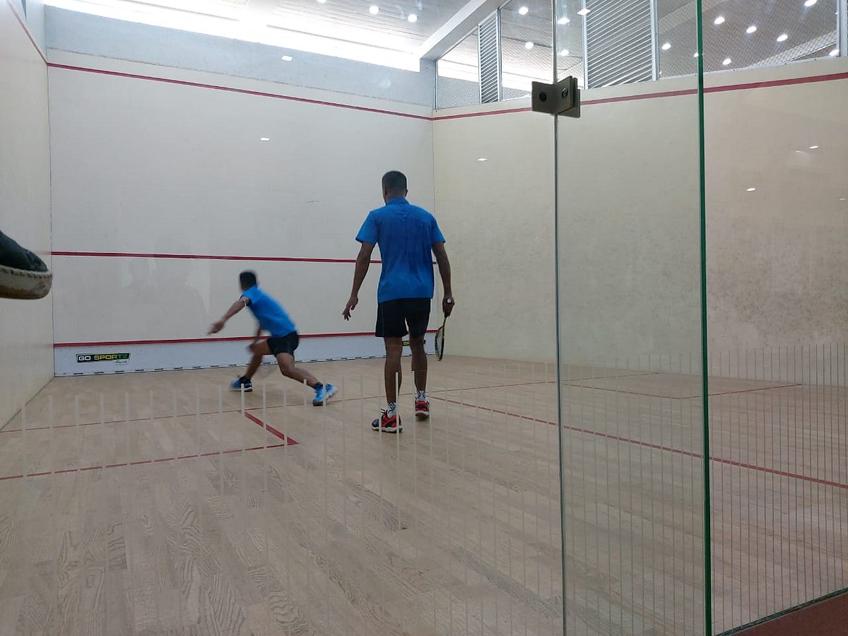 বাংলাদেশের খেলোয়াড়দের স্কোয়াশ র্যাকেটস অনুশীলন।