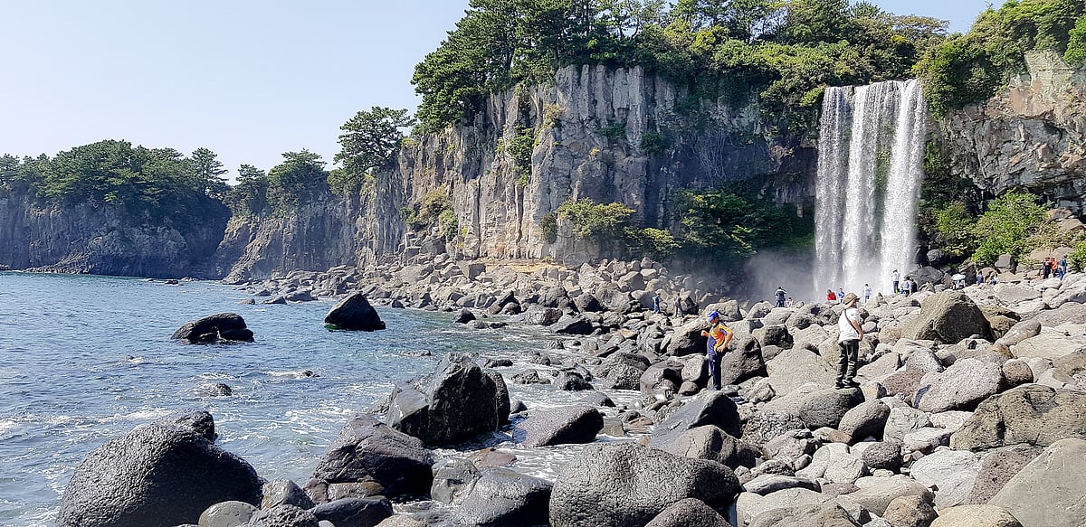 জেজু দ্বীপের জিওংবং জলপ্রপাত—সাগরের গাঘেঁষা পাহাড় থেকে পানি গড়িয়ে পড়ছে সরাসরি সাগরে।