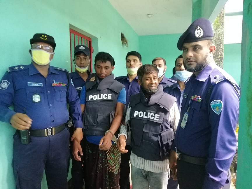 নোয়াখালীর বেগমগঞ্জে নারীকে বিবস্ত্র করে নির্যাতনের ঘটনায় পুলিশের হাতে গ্রেপ্তার আবদুর রহিম ও রহমত উল্লাহ। আজ সোমবার সকালে বেগমগঞ্জ থানায়