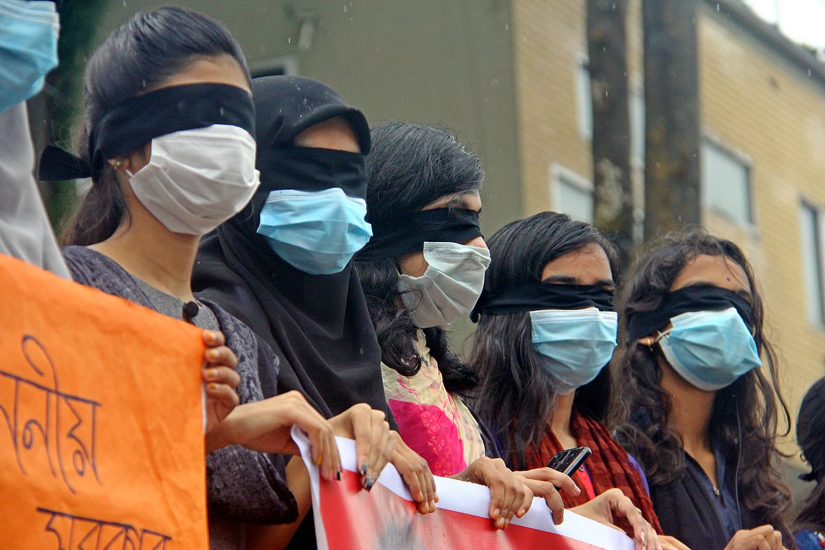 ধর্ষণ-নিপীড়নের প্রতিবাদে চোখে কালো কাপড় বেঁধে মানববন্ধন আয়োজন করে দুটি সামাজিক সংগঠন। সিলেটের কেন্দ্রীয় শহীদ মিনারের সামনে, ৬ অক্টোবর।