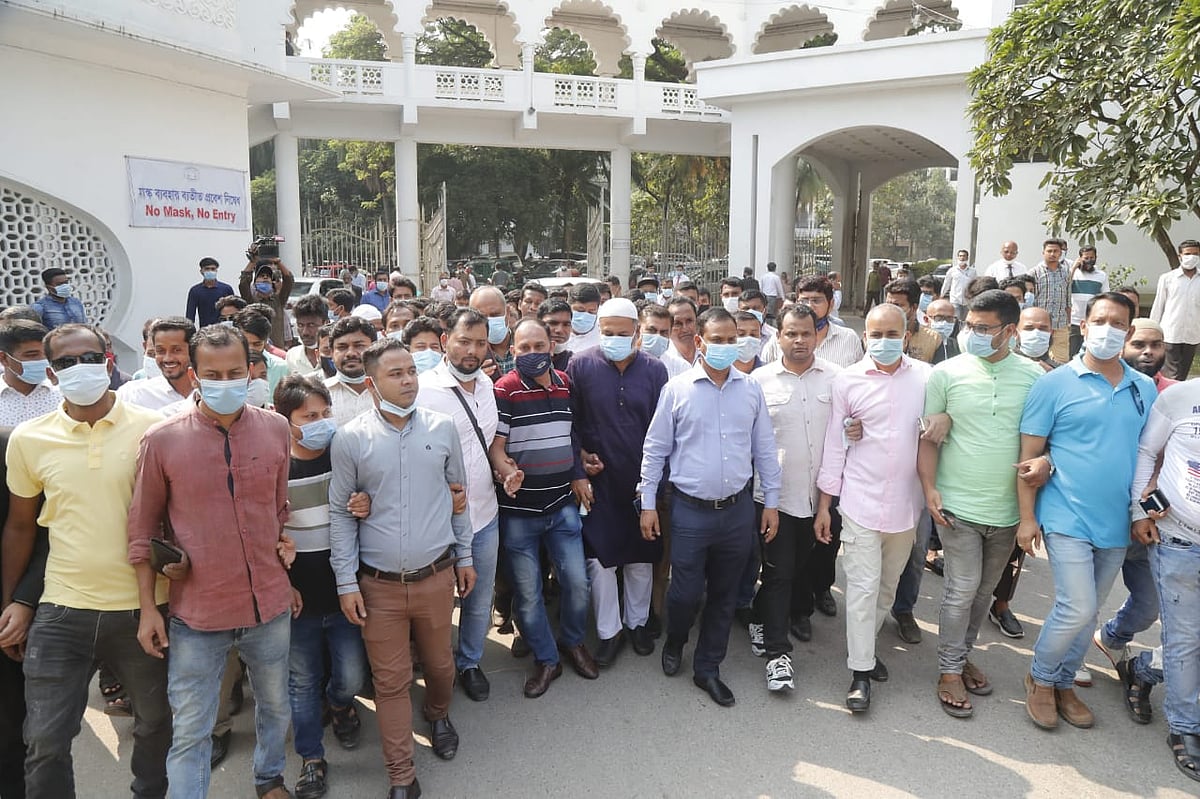 বাস পোড়ানোর মামলায় বিএনপির নেতা-কর্মীরা আজ হাইকোর্ট থেকে আগাম জামিন নিয়ে বেরিয়ে আসছেন