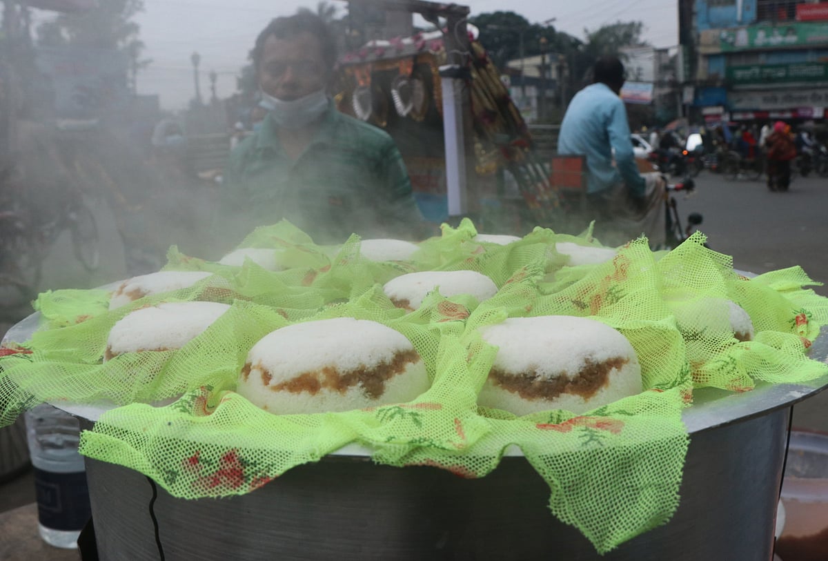 পিঠা শুধু এখন আর বাড়িতেই তৈরি হয় না, শহরের মোড়ে মোড়ে পিঠা তৈরি ও বিক্রি হয়। এর মধ্য বেশ কদর ভাপা পিঠার। সাতমাথা, বগুড়া, ২৮ নভেম্বর