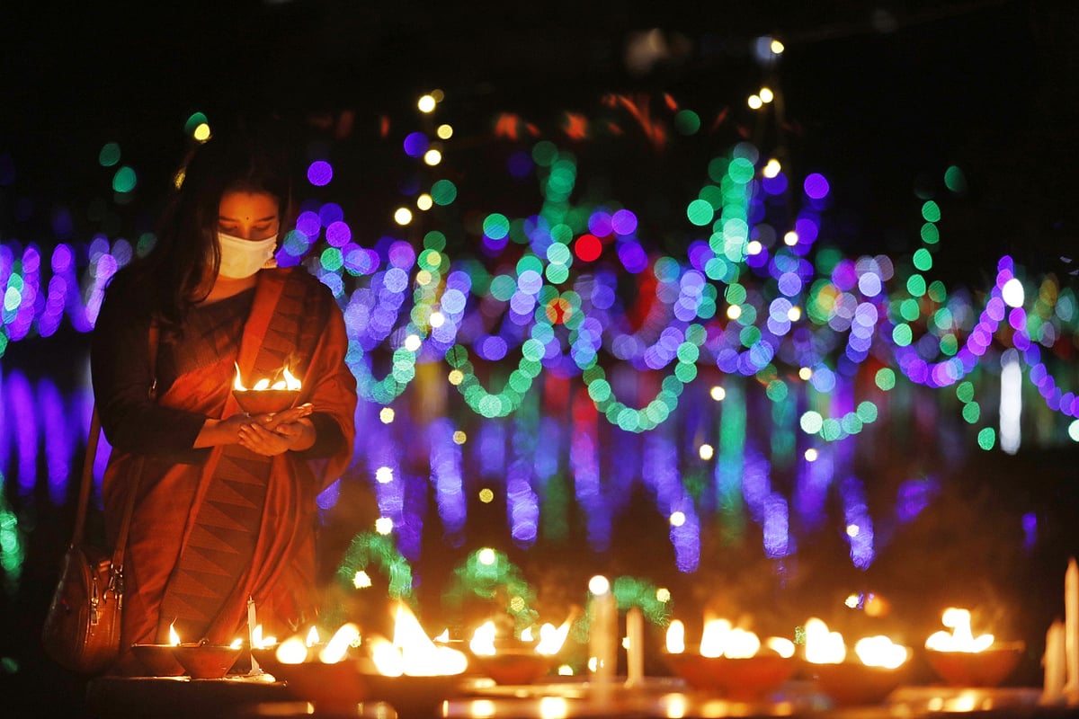 দীপাবলি উপলক্ষে বাসাবাড়ি, মন্দির ও শ্মশানে প্রদীপ জ্বালিয়ে প্রার্থনা করা হয়। বরদেশ্বরী কালীমন্দির, সবুজবাগ, বাসাবো, ১৪ নভেম্বর