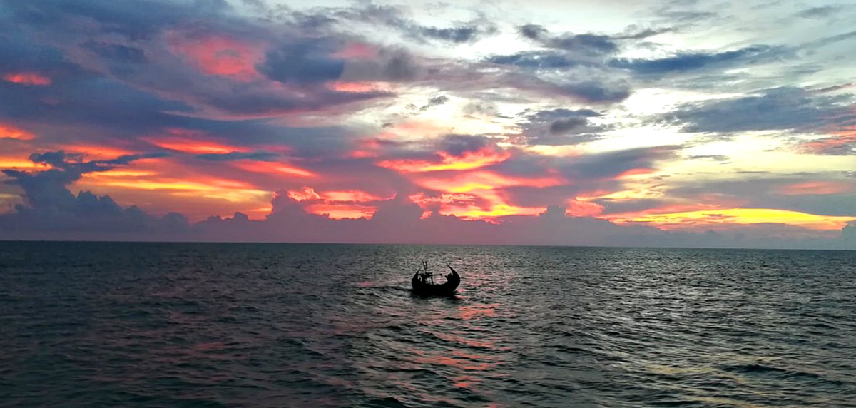 সাগরের আকাশে অপার্থিব রং