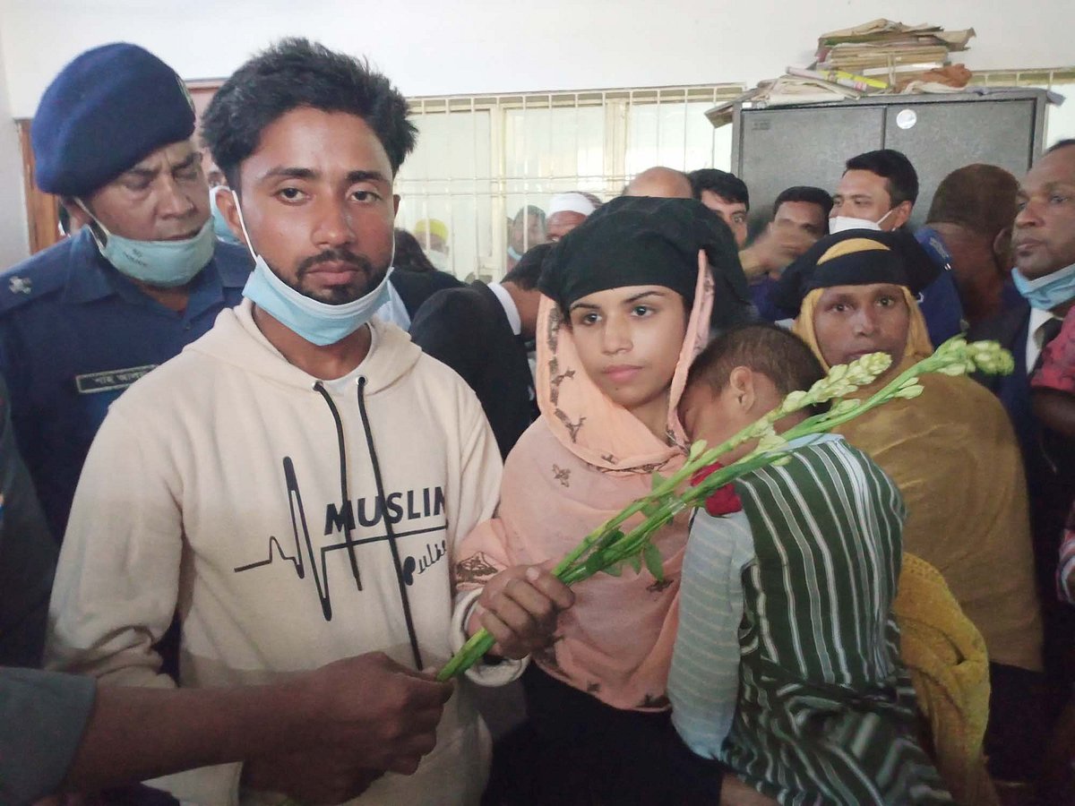 রায় ঘোষণার পর ফুল হাতে বাচ্চাকে নিয়ে বাড়ি ফিরছেন এক দম্পতি। বুধবার সুনামগঞ্জের নারী ও শিশু নির্যাতন দমন ট্রাইব্যুনালে