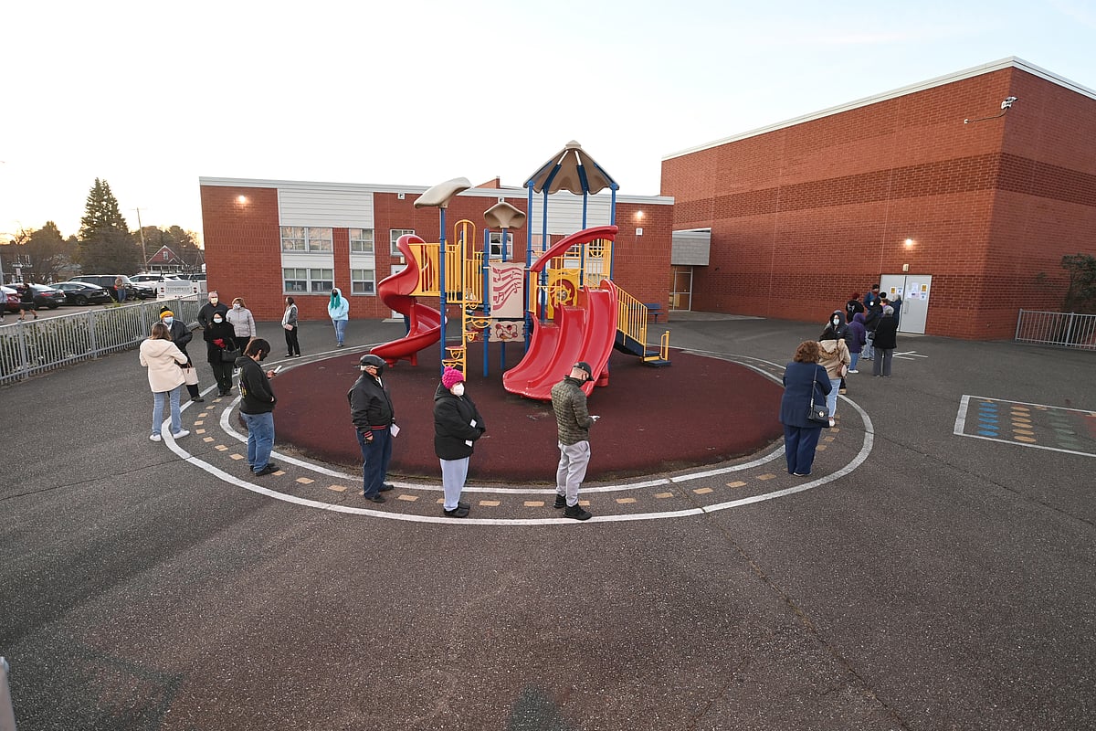 যুক্তরাষ্ট্রে প্রেসিডেন্ট নির্বাচনে ভোটগ্রহণ শুরু হয়েছে। বেভার কাউন্টির একটি কেন্দ্রে সূর্যোদয়ের পর পর লাইনে দাঁড়িয়ে ভোট দেওয়ার অপেক্ষায় তাঁরা। পেনসিলভানিয়া, ৩ নভেম্বর