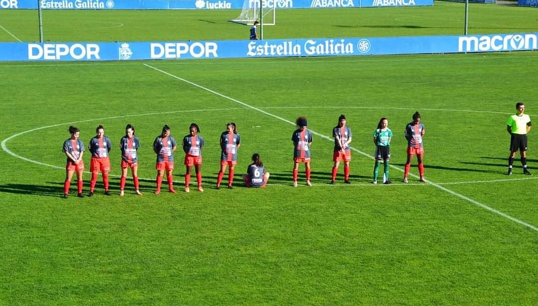 ম্যারাডোনাকে শ্রদ্ধা জানিয়ে নীরবতা পালনের মুহূর্তে মাঠে উল্টো দিক মুখ করে বসে আছেন পলা দাপেনা