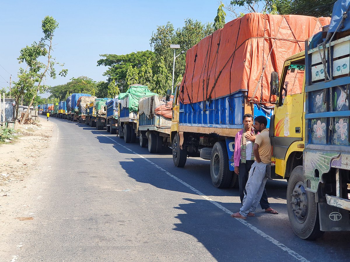 দৌলতদিয়া ঘাট পার হওয়ার অপেক্ষায় ঢাকা-খুলনা মহাসড়কে যানবাহনের প্রায় তিন কিলোমিটার লম্বা সারি তৈরি হয়েছে। সোমবার দুপুরে দৌলতদিয়া ক্যানাল ঘাট এলাকায়