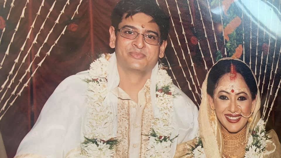 Ichkarida onlayn porno tomosha qiling