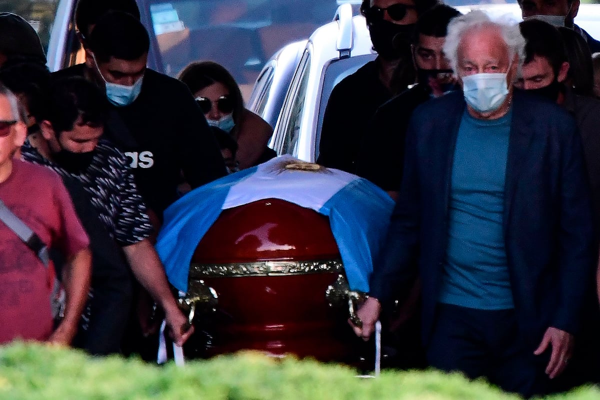 শেষযাত্রায় কিংবদন্তি। ডিয়েগো ম্যারাডোনার কফিন নিয়ে যাওয়া হচ্ছে বেল্লা ভিস্তা সমাধিক্ষেত্রে