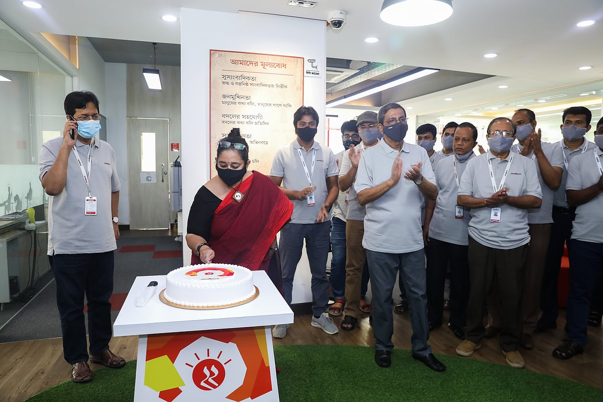 প্রথম আলোর ২২তম প্রতিষ্ঠাবার্ষিকী উদযাপনে জ্যেষ্ঠ কর্মীদের সঙ্গে নিয়ে কেক কাটায় অংশ নেন সম্পাদক মতিউর রহমান। প্রগতি ইনস্যুরেন্স ভবনের ১৩ তলায় ফিচার, ইংলিশ অনলাইন, কম্পোজ, ফটোগ্রাফি, গ্রাফিক্স, সম্পাদনা সহকারী, স্যোশাল মিডিয়া বিভাগ এতে অংশ নেয়