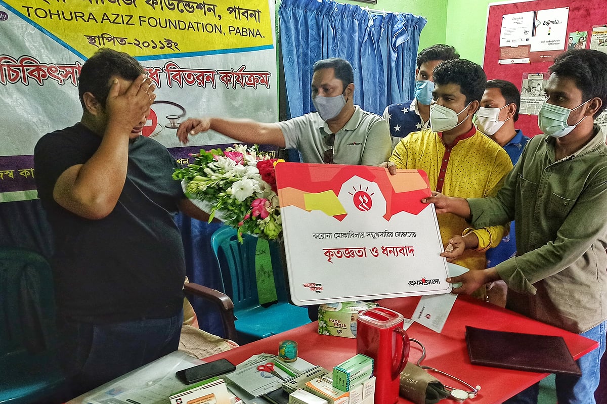 পাবনার তহুরা-আজিজ ফাউন্ডেশনে সম্মাননা জানাতে গেলে আনন্দে কেঁদে ফেলেন সংগঠনের পরিচালক দেওয়ান মাহবুব। বুধবার দুপুরে পাবনা শহরের কালাচাঁদ পাড়া এলাকায়