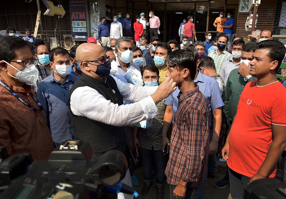 কারওয়ান বাজারে মাস্ক বিতরণ করছেন তথ্য প্রতিমন্ত্রী মুরাদ হাসান