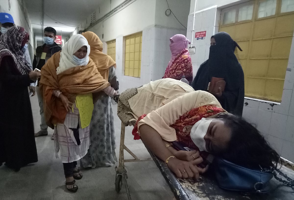 রাজশাহী শাহ মখদুম মেডিকেল কলেজ হাসপাতালে হামলায় আহত শিক্ষার্থীদের রাজশাহী মেডিকেল কলেজ হাসপাতালে নেওয়া হচ্ছে। শুক্রবার রাতে জরুরি বিভাগে